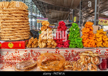 Negozi nel famoso Bazaar di SSL a Bishkek, Kirghizistan Foto Stock