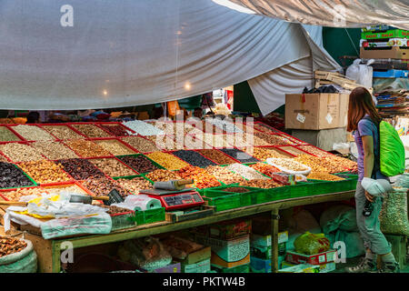 Negozi nel famoso Bazaar di SSL a Bishkek, Kirghizistan Foto Stock