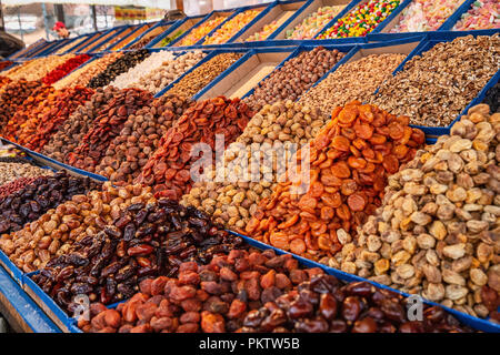 Negozi nel famoso Bazaar di SSL a Bishkek, Kirghizistan Foto Stock