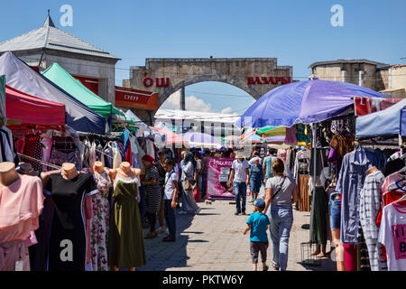 Negozi nel famoso Bazaar di SSL a Bishkek, Kirghizistan Foto Stock