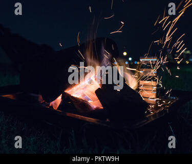 Fiamme dal fuoco barbecue a notte Foto Stock