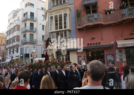 Malaga, Spagna - 24 giugno: La statua di Gesù Cristo che viene portata in processione per le strade di Malaga, Spagna, Europa su un luminoso giorno di estate Foto Stock