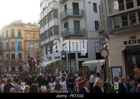 Malaga, Spagna - 24 giugno: La statua di Gesù Cristo che viene portata in processione per le strade di Malaga, Spagna, Europa su un luminoso giorno di estate Foto Stock