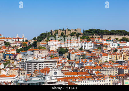 Lisbona, Portogallo. Vista del Castelo de Sao Jorge Castle aka Saint o San Giorgio Castello, Baixa, Alfama e Mouraria distretti. Tipica portoghese Foto Stock