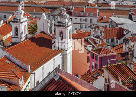 Sao Miguel chiesa nel quartiere di Alfama con tetti arancione visto da Miradouro de Santa Luzia. Lisbona, Portogallo. Foto Stock