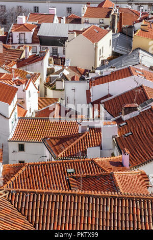 Quartiere di Alfama orange tetti visto da Miradouro de Santa Luzia. Lisbona, Portogallo. Foto Stock