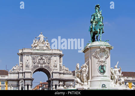 Lisbona, Portogallo. Piazza del commercio aka Praca do Comercio o Terreiro do Paco, con il famoso Arco Trionfale e re Dom Jose io statua. Foto Stock