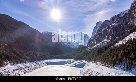 In inverno il paesaggio di montagna a Gosausee con Dachstein Austria Foto Stock