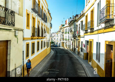 Cordoba, Spagna - 20 Giugno : una persona solitaria camminando per le strade di Cordoba il 20 giugno 2017. Foto Stock