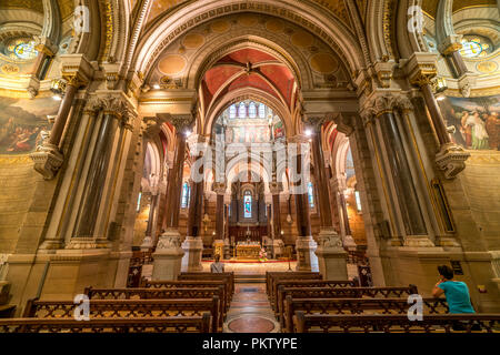 Interno della Basilica Saint-Sixte d Ars, la Chiesa del pellegrinaggio di Ars-sur-Formans, Auvergne-Rhone-Alpes, Francia Foto Stock