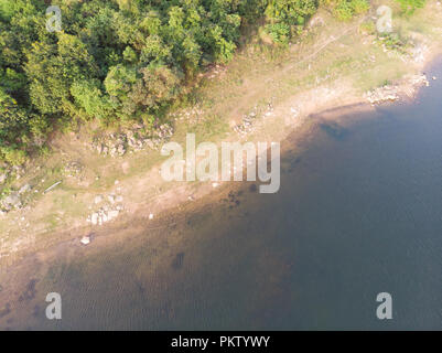 Drone shot vista aerea paesaggio panoramico del grande fiume reservoir con la natura della foresta tropicale in terra Foto Stock