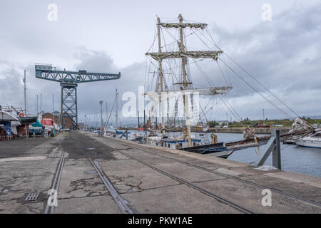 Il James Watt lato dock Marina in Greenock con evidenza di la vecchia e la nuova tecnologia con gru dal passato giorni di costruzione navale della marina comp Foto Stock