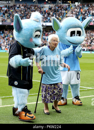 E Moonchester Moonbeam posano per le foto con il Manchester City Mascot Vera Cohen (centro) durante il match di Premier League al Etihad Stadium e Manchester. Foto Stock