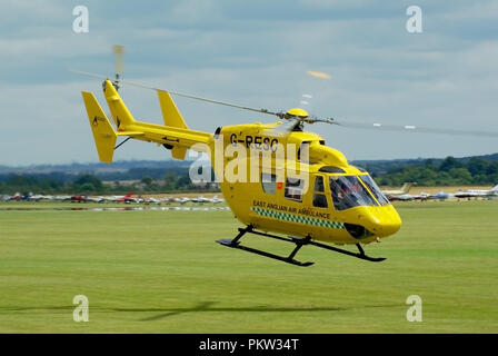 East Anglian Air Ambulance Eurocopter MBB BK117 elicottero G-RESC battenti. Servizi di emergenza Air Ambulance paramedico assistenza medica Foto Stock