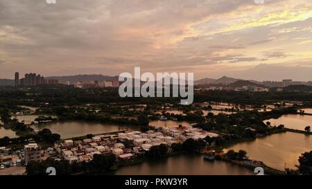 Villaggio in Tai Sang Wai , tramonto prima di tifone mangkhut Foto Stock