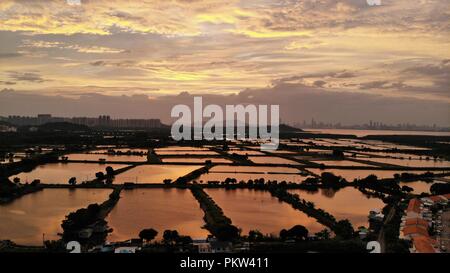 Villaggio in Tai Sang Wai , tramonto prima di tifone mangkhut Foto Stock