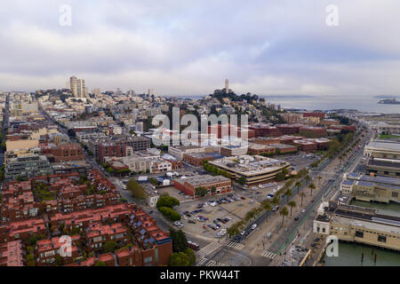 La nebbia è quasi bruciato oltre il lungomare e la Torre Coit in San Francisco California USA Foto Stock