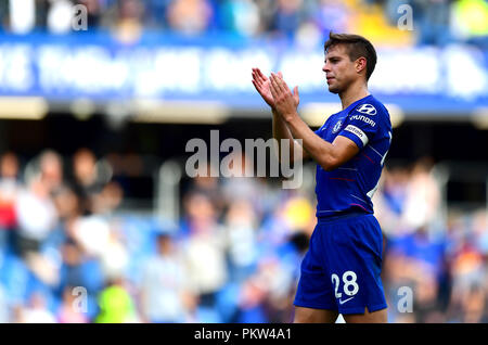 Cesar Azpilicueta di Chelsea applaude i fan dopo il fischio finale durante la partita della Premier League a Stamford Bridge, Londra. PREMERE ASSOCIAZIONE foto. Data immagine: Sabato 15 settembre 2018. Vedi PA storia CALCIO Chelsea. Il credito fotografico dovrebbe essere: Victoria Jones/PA Wire. RESTRIZIONI: Nessun utilizzo con audio, video, dati, elenchi di apparecchi, logo di club/campionato o servizi "live" non autorizzati. L'uso in-match online è limitato a 120 immagini, senza emulazione video. Nessun utilizzo nelle scommesse, nei giochi o nelle pubblicazioni di singoli club/campionati/giocatori. Foto Stock