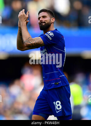 Chelsea di Olivier Giroud riconosce i fan dopo il fischio finale durante il match di Premier League a Stamford Bridge, Londra. Foto Stock