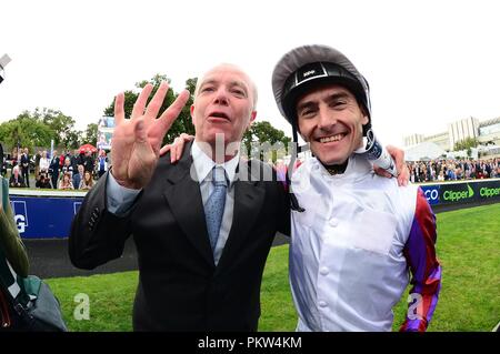 Daniel Tudhope (destra) festeggia conquistando il Coolmore Fastnet Rock matrona picchetti su Laurens con trainer Karl Burke durante il giorno uno del 2018 Longines Irish Champions Weekend a Leopardstown Racecourse, Dublino. Foto Stock