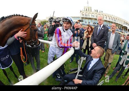 Daniel Tudhope (destra) festeggia conquistando il Coolmore Fastnet Rock matrona picchetti su Laurens con feriti jockey PJ McDonald durante il giorno uno del 2018 Longines Irish Champions Weekend a Leopardstown Racecourse, Dublino. Foto Stock