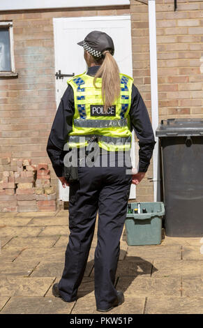 Ritratto di una poliziotta in uniforme in piedi in una scena del crimine Foto Stock