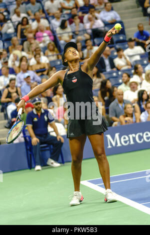 Naomi Osaka (JPN) competere in semifinale al 2018 US Open di Tennis. Foto Stock