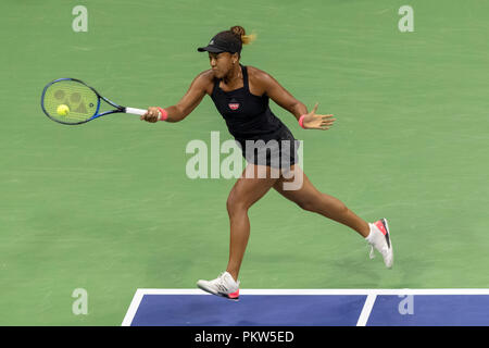 Naomi Osaka (JPN) competere in semifinale al 2018 US Open di Tennis. Foto Stock