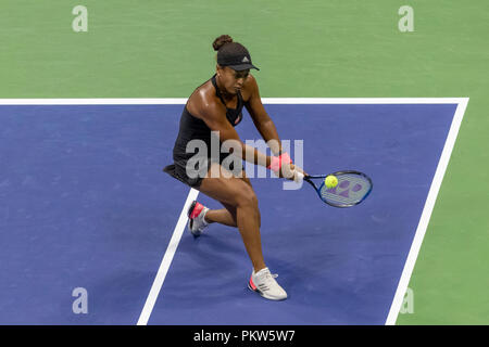 Naomi Osaka (JPN) competere in semifinale al 2018 US Open di Tennis. Foto Stock