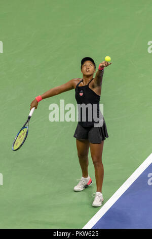 Naomi Osaka (JPN) competere in semifinale al 2018 US Open di Tennis. Foto Stock