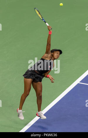 Naomi Osaka (JPN) competere in semifinale al 2018 US Open di Tennis. Foto Stock