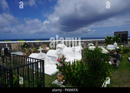 Tipica vista oceano cimitero sull'isola de La Réunion, Francia su un burrascoso giornata incredibile con bianco luminoso con gli oggetti contrassegnati per la rimozione definitiva Foto Stock