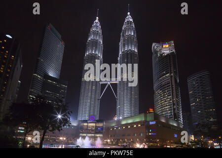 Petronas Towers di notte, Kuala Lumpur. Malesia. Foto Stock
