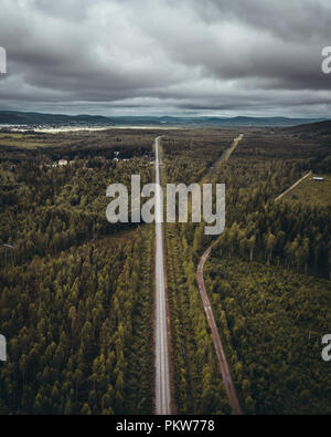 Vista orizzontale del binario ferroviario in foresta, visto dal cielo, la Finlandia settentrionale Foto Stock