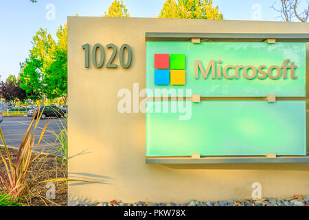 Sunnyvale, California, Stati Uniti d'America - 13 agosto 2018: closeup presso Microsoft Corporation segno a 1020 Enterprise modo, Silicon Valley.Microsoft è la più grande casa di software per PC il sistema operativo e le applicazioni di Office. Foto Stock
