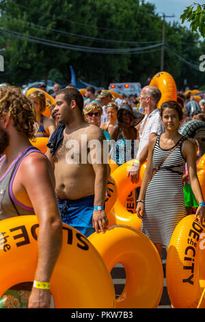 Lancaster, PA, Stati Uniti d'America - Luglio 19, 2015: i partecipanti a far scorrere la città acqua evento di festa portano una zattera circolare prima di una corsa verso il basso un 1,000-piedi lungo wa Foto Stock