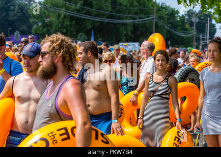 Lancaster, PA, Stati Uniti d'America - Luglio 19, 2015: i partecipanti a far scorrere la città acqua evento di festa portano una zattera circolare prima di una corsa verso il basso un 1,000-piedi lungo wa Foto Stock