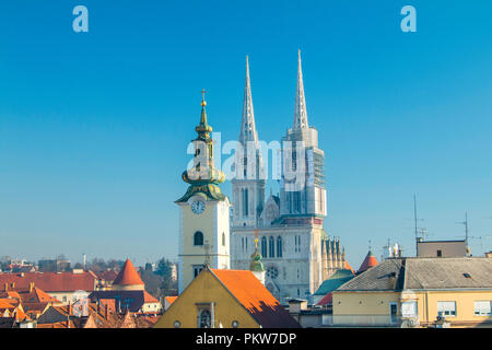La cattedrale cattolica di Zagabria da città alta Foto Stock