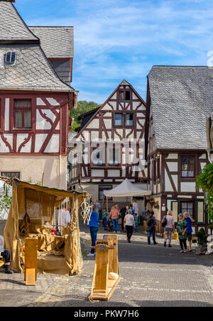 Città Herrstein, Germania - 08 Settembre 2018: Schinderhannes Raeuberfest. Street con semi-case con travi di legno. Foto Stock