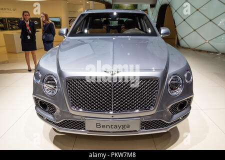 Francoforte, Germania - Sep 13, 2017: Nuova 2018 Bentayga Bentley Auto SUV presentati presso il Frankfurt IAA Motor Show. Foto Stock