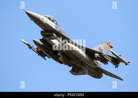 SPANGDAHLEM, Germania - 29 Ago, 2018: armati US Air Force F-16C jet da combattimento aereo da 480th Fighter Squadron decollare da Spangdahlem Air Base. Foto Stock