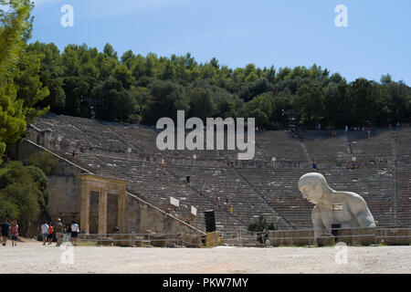 Vista del teatro antico di Epidauro, Grecia Foto Stock