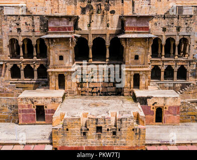 Pavillon di Chand Baori, stepwell nel villaggio di Abhaneri, Rajasthan, India Foto Stock