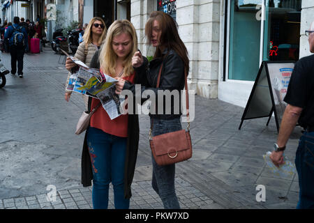 Due giovani donne sono il controllo della mappa della città di Atene Foto Stock