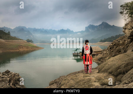 La minoranza etnica donne in costumi tradizionali con belle vedute di Na Hang lago, Tuyen Quang provincia, Vietnam Foto Stock