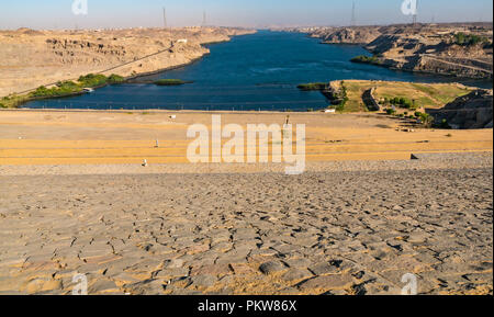 Guardando verso il basso Fiume Nilo dalla parte superiore di Aswan Alta Diga, Fiume Nilo, Aswan, Egitto, Africa Foto Stock