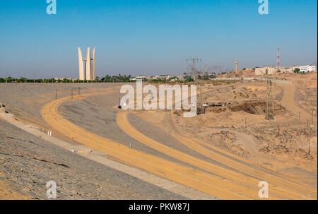 Aswan Alta Diga con amicizia Egyptian-Russian monumento commemorativo di completamento della diga dai sovietici scultore Ernst Neizvestny , Egitto, Africa Foto Stock