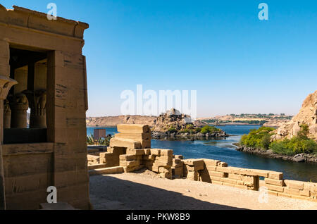 Vista dal Tempio di Philae sull isola di Agilkia al lago Nasser, Fiume Nilo, Aswan, Egitto, Africa Foto Stock