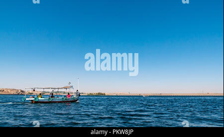 La barca turistica sul fiume Nilo al di sopra di Aswan bassa diga sul lago Nasser tornando dal Tempio di Philae, Egitto, Africa Foto Stock