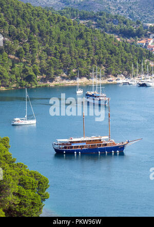 Le navi nel lago bay nei pressi della città di Skradin. Foto Stock